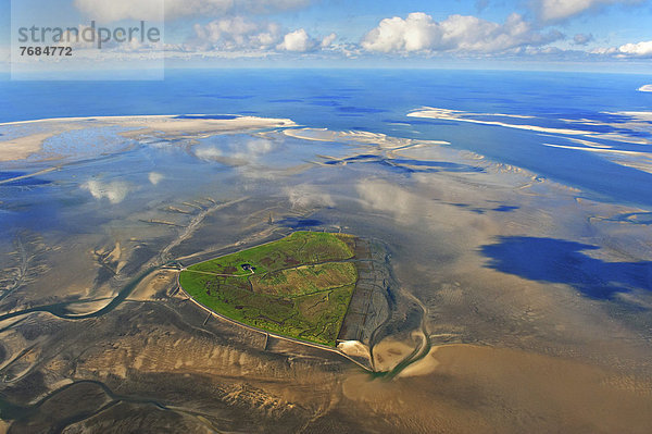 Luftbild  Hallig Süderoog im Nordfriesischen Wattenmeer  hinter den Sänden Süderoogsand  links  und Norderoogsand  rechts