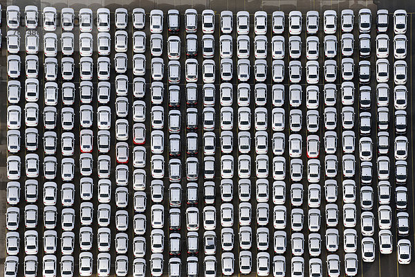 Luftbild  Neuwagen warten auf den Transport  am UniKai im Hamburger Hafen