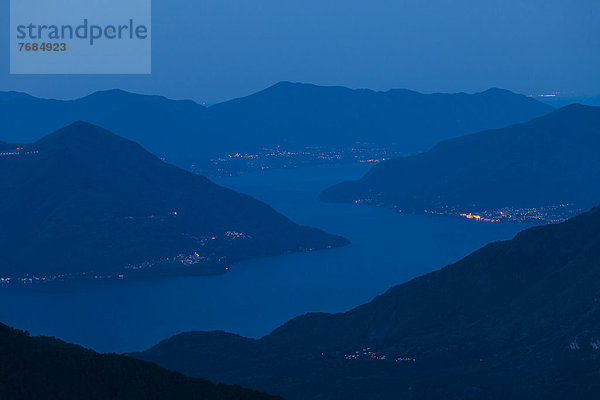 Morgenstimmung hoch über dem Lago Maggiore  Blick von der Alpe Nimi  Valle Maggia  Tessin  Schweiz  Europa