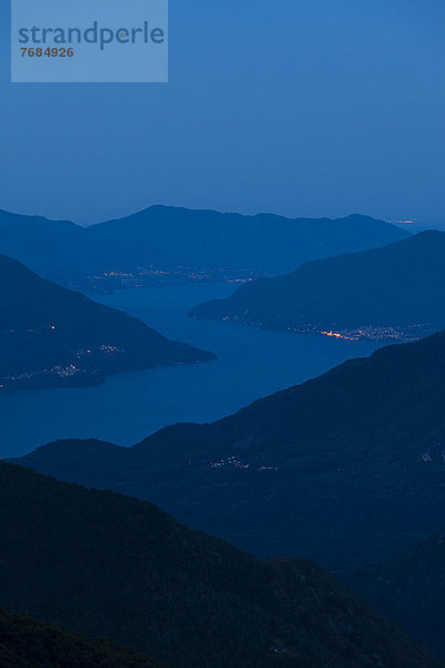 Morgenstimmung hoch über dem lake Lago Maggiore  Blick von der Alpe Nimi  Valle Maggia  Tessin  Schweiz  Europa