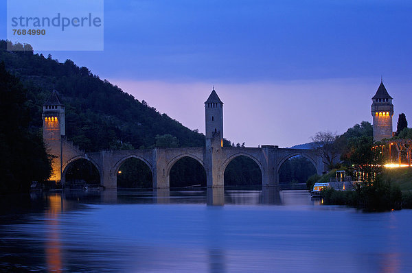 Brücke Pont Valentre über die Lot in der Abenddämmerung  Cahors  Département Lot  Quercy  Via Podiensis  Jakobsweg  Frankreich  Europa