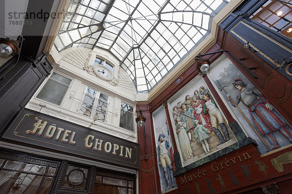 Hotel Chopin von 1846 und Wandbild Musée Grevin  historische Ladenpassage  Passage Jouffroy  Grands Boulevards