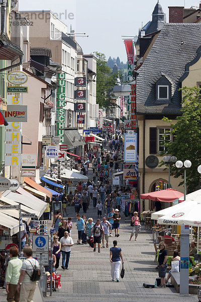 Einkaufsstraße in Bad Kreuznach  Rheinland-Pfalz  Deutschland  Europa