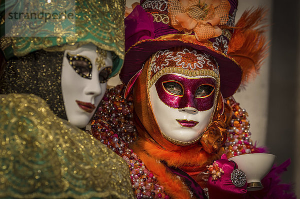 Maskierte Frauen beim Karneval in Venedig