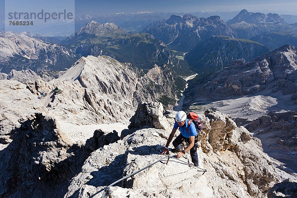 Bergsteiger beim Abstieg über den Klettersteig  Via ferrata Marino Bianchi am Monte Cristallo  Belluno  Dolomiten  Italien  Europa