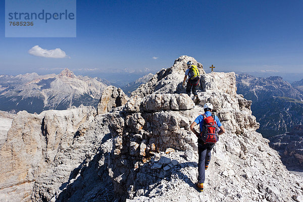 Bergsteiger beim Abstieg über den Klettersteig  Via ferrata Marino Bianchi am Monte Cristallo  hinten die Hohe Gaisl  Belluno  Dolomiten  Italien  Europa