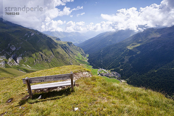 Beim Abstieg vom Seelenkogel im Pfelderertal  unten das Dorf Pfelders  Südtirol  Italien  Europa