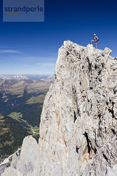 Bergsteiger auf dem Gipfel der Cima Vezzana in der Palagruppe  hinten die Dolomiten mit dem Rosengartengebirge  Trentino  Italien  Europa