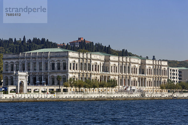 Kempinski Hotel im Ciragan-Palast  Ç?ra?an Sarayi  gesehen vom Bosporus