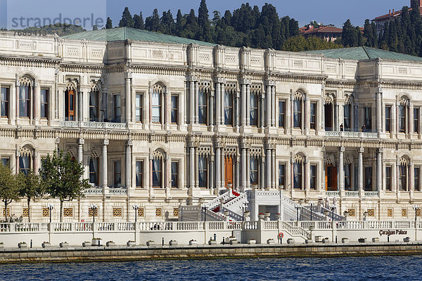 Kempinski Hotel im Ciragan-Palast  Ç?ra?an Sarayi  gesehen vom Bosporus