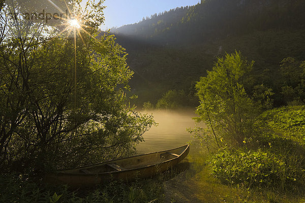 Ruderboot im Morgennebel mit Sonnenstrahlen  Gosau  Salzkammergut  Österreich  Europa