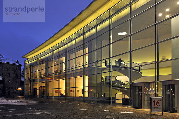 'Glasfassade ''Neues Museum''  von außen  beleuchtet in der Dämmerung  Luitpoldstraße 5  Nürnberg  Mittelfranken  Bayern  Deutschland  Europa  ÖffentlicherGrund'