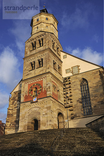Sankt Michaels Kirche  1427  mit Turmuhr und Astronomischer Uhr  1746  Freitreppe von 1507  Marktplatz  Schwäbisch Hall  Baden-Württemberg  Deutschland  Europa  ÖffentlicherGrund