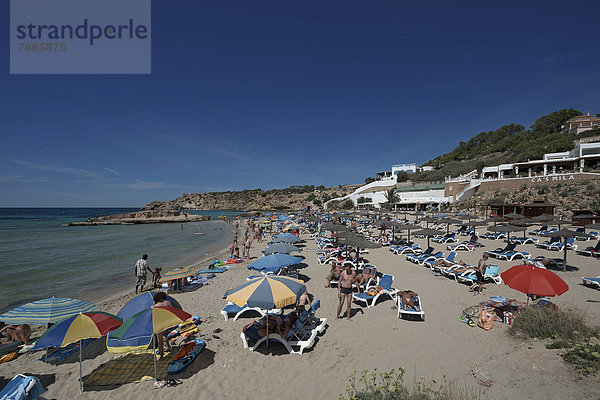 Liegen am Strand  Cala Tarida  Ibiza  Pityusen  Balearen  Spanien  Europa