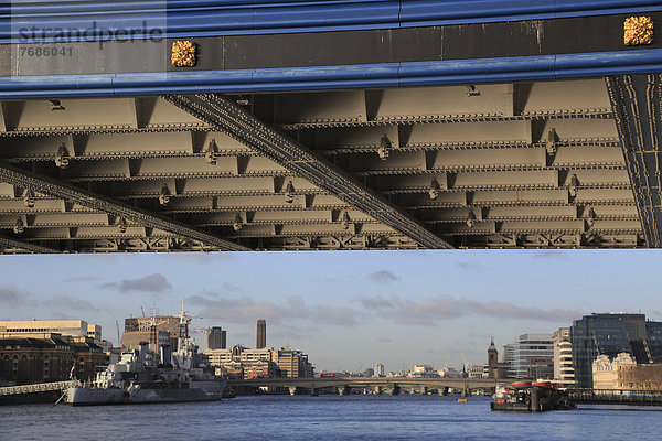 Unteransicht der Eisenkonstruktion der Tower Bridge  River Thames