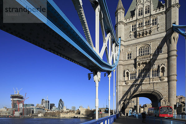 Tower Bridge  hinten City of London