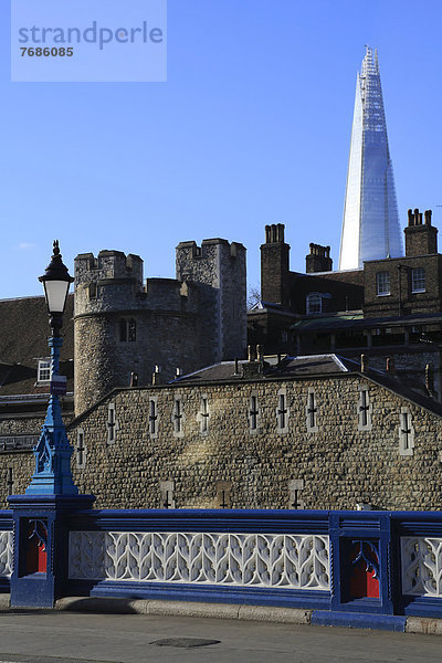 The Tower of London  hinten The Shard