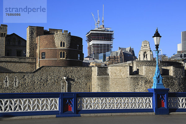 The Tower of London  gesehen von der Tower Bridge App.  hinten Port of London Authority Building und Baustelle des Bürogebäudes 20 Fenchurch Street