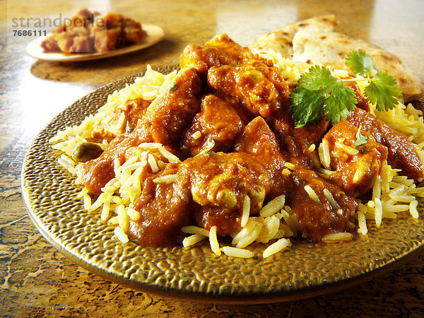 Chicken Madras  Hähnchengericht mit Pilaw Reis oder Pilau Reis und Naan Brot  indische Küche