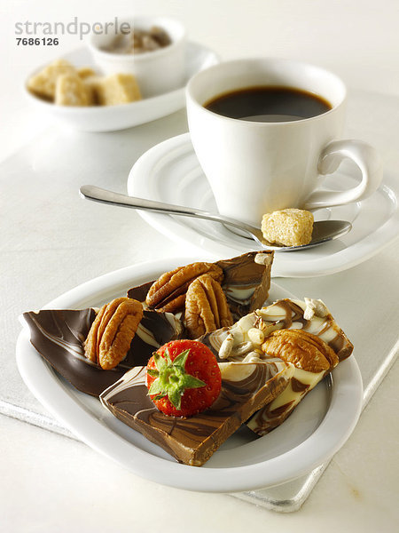 Kekse aus verwirbelter Schokolade mit einer Tasse Kaffee
