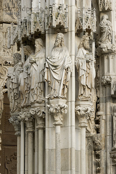 Heiligenfiguren am Portal  Dom Kathedrale St. Peter  Regensburg  Oberpfalz  Bayern  Deutschland  Europa
