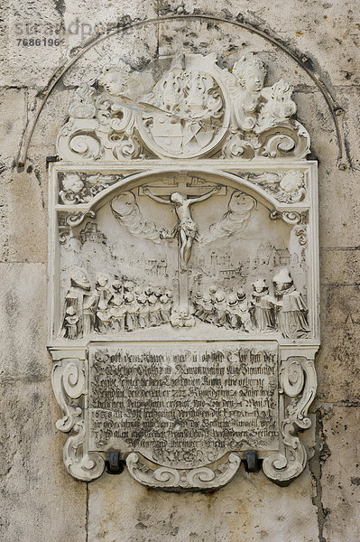 Relieftafel mit Jesus am Kreuz  Dom Kathedrale St. Peter  Regensburg  Oberpfalz  Bayern  Deutschland  Europa