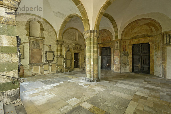 Benediktinerkloster St. Emmeram  Vorhalle der päpstlichen Basilika mit romanischen Skulpturen und Grabplatten  Altstadt Regensburg  Oberpfalz  Bayern  Deutschland  Europa