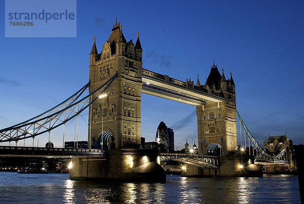 Tower Bridge beleuchtet in der Abenddämmerung  London  England  Großbritannien  Europa  ÖffentlicherGrund