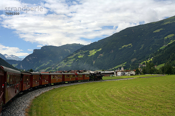 Zillertaler Eisenbahn mit Dampflokomotive  Zell am Ziller  Zillertal  Tirol  Österreich  Europa