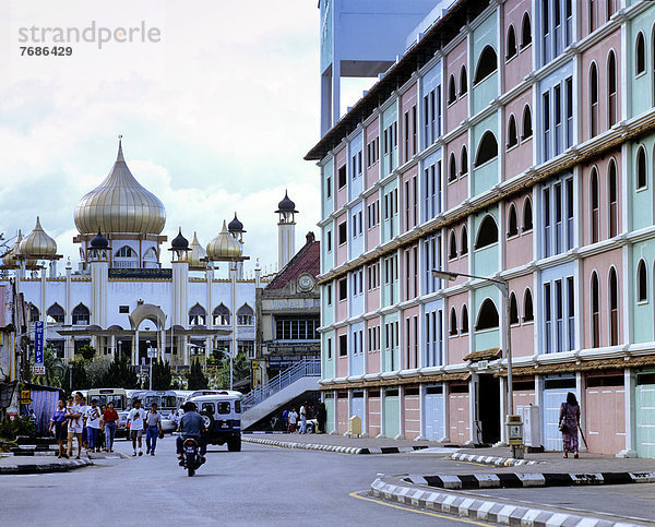 Straßenszene mit Moschee von Kuching
