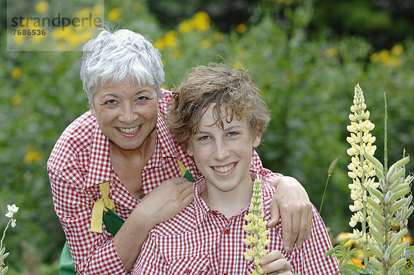 Oma arbeitet mit Enkel zusammen im Garten