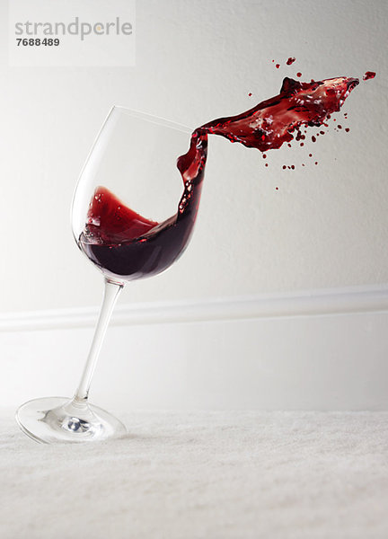 Ein Glas Rotwein verschüttet
