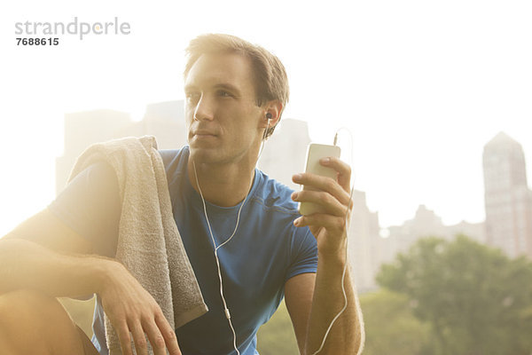 Läufer hört mp3-Player im Park