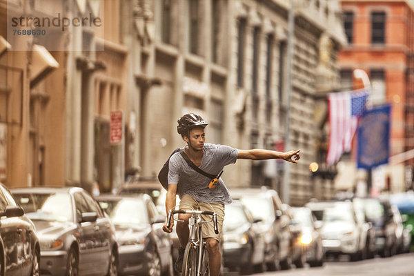 Mann fährt Fahrrad auf der Stadtstraße