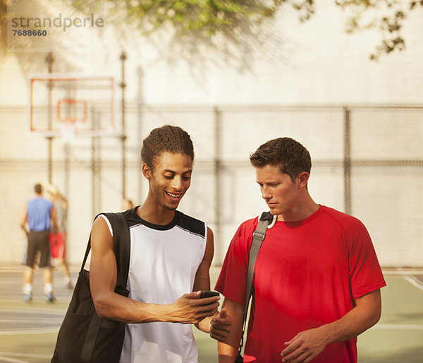 Männer reden auf dem Basketballplatz