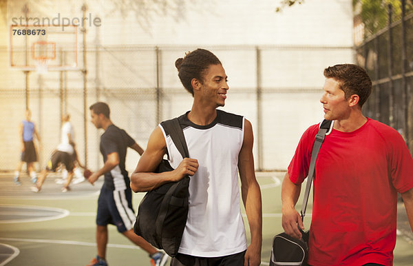 Männer reden auf dem Basketballplatz