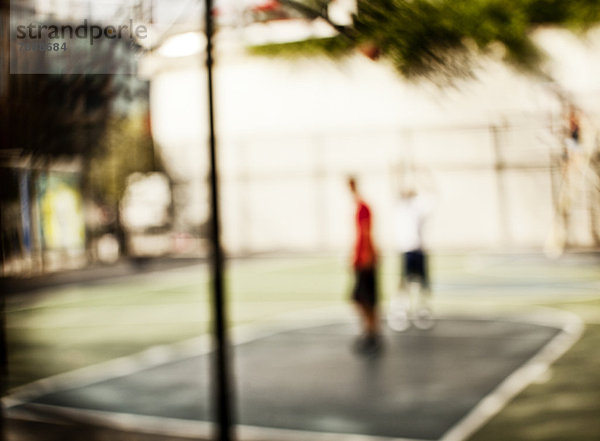 Verschwommene Sicht der Männer auf dem Basketballplatz