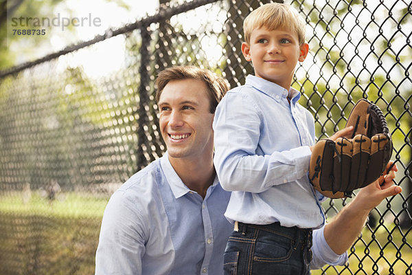 Vater und Sohn im Baseballfeld