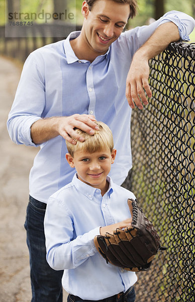 Vater und Sohn im Baseballfeld