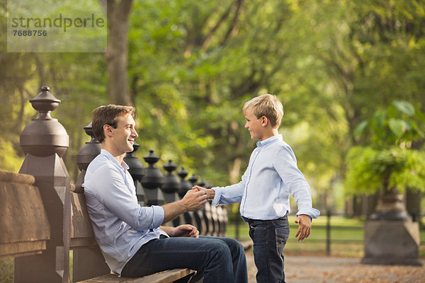 Vater und Sohn im Stadtpark