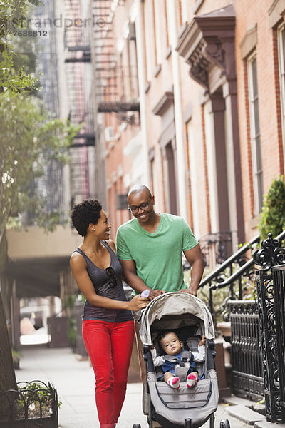 Familienwanderung auf der Stadtstraße