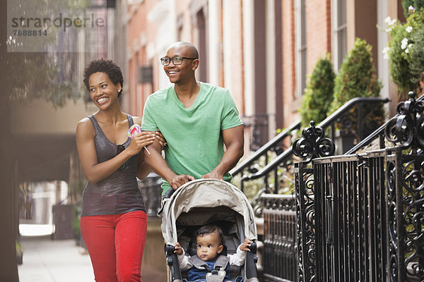 Familienwanderung auf der Stadtstraße