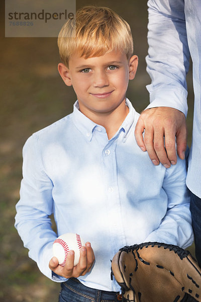 Junge mit Baseball und Handschuh mit Vater