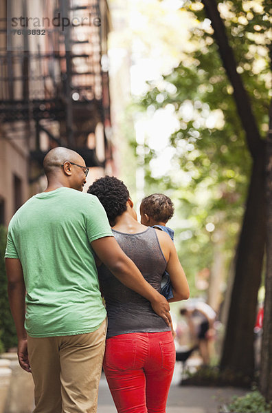 Familienwanderung auf der Stadtstraße