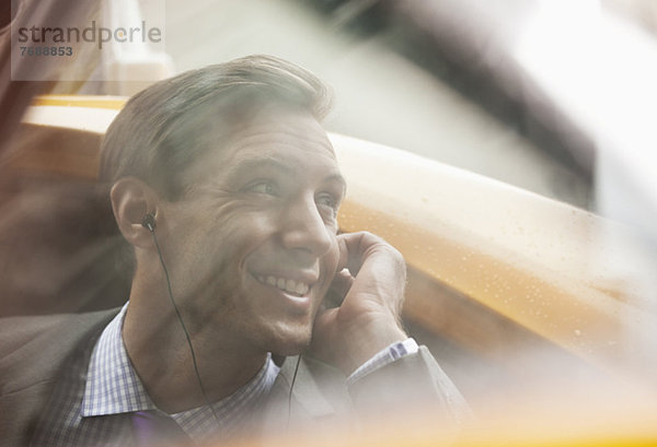 Geschäftsmann beim Telefonieren im Taxi