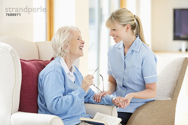 Betreuerin im Gespräch mit einer älteren Frau