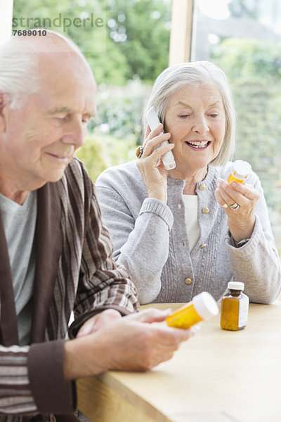 Ältere Paare  die Medikamente einnehmen