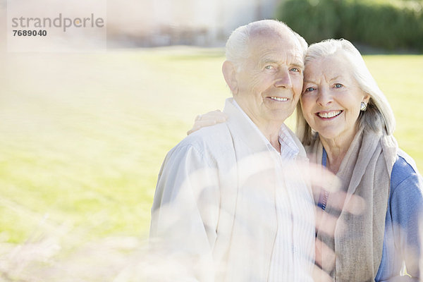 Älteres Paar lächelt im Freien