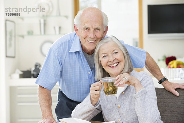 Älteres Paar lächelt in der Küche