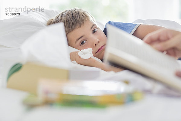 Kranker Junge im Bett liegend